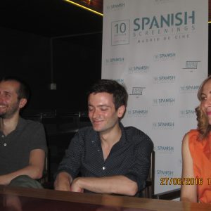 Julian Genisson y Pablo Hernando, directores de “Esa Sensación”, acompañados de la actriz Lorena Iglesias