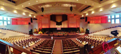 ¿Cuáles son las tecnologías que requieren los templos religiosos para comunicar sus mensajes?