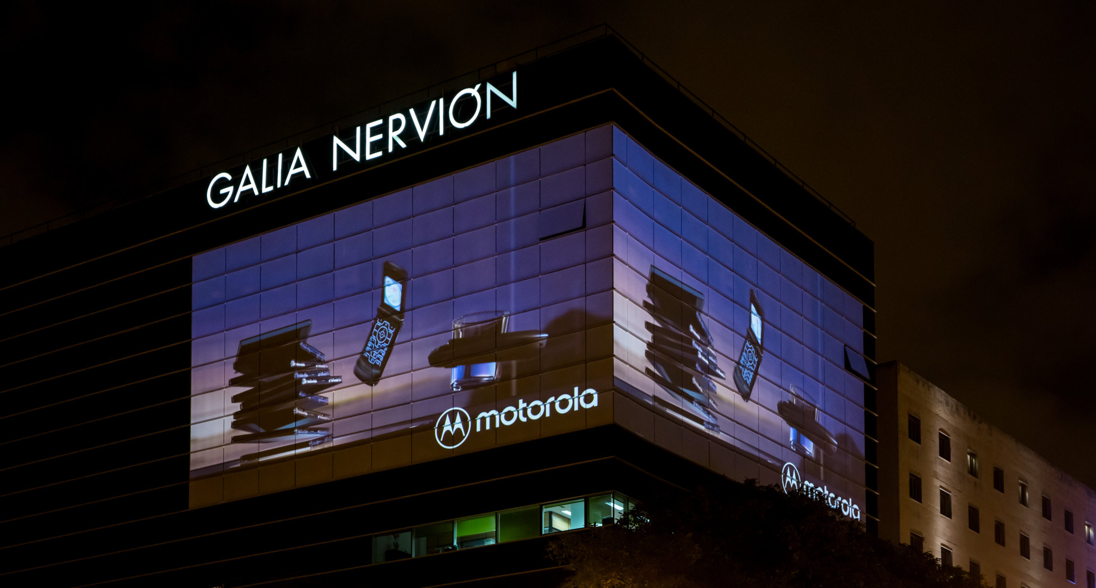 La proyección láser de Christie Crimson ilumina proyectos de publicidad DOOH en Sevilla