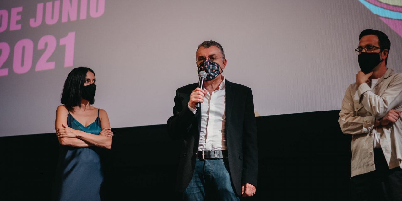 EL MUNDO LITERARIO DE MANUEL VILAS LLEGA A LA GRAN PANTALLA CON EL ESTRENO MUNDIAL DE «VILAS Y SUS DOBLES» EN EL FESTIVAL INTERNACIONAL DE CINE DE HUESCA