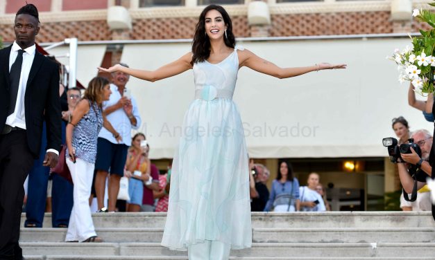 La madrina de la Mostra, Rocío Muñoz Morales, posa en la playa del Lido un dia antes de la inauguración del 79 Festival Internacional de Cine de Venecia. Foto ©M. Angeles Salvador