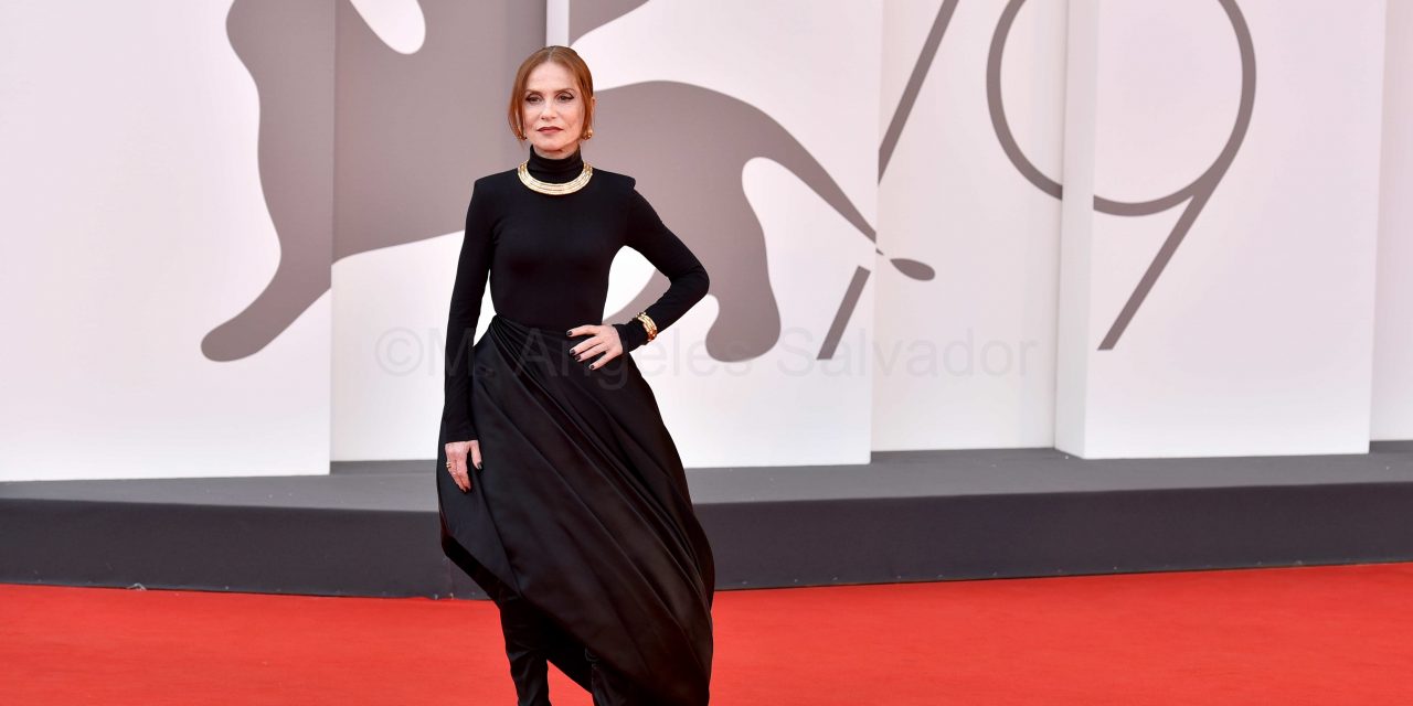 Isabelle Huppert en la Mostra de Venecia con «La Syndicaliste” junto con Marina Foïs, Jean-Paul Salomé, Grégory Gadebois y el director del festival Alberto Barbera. Foto ©M. Angeles Salvador