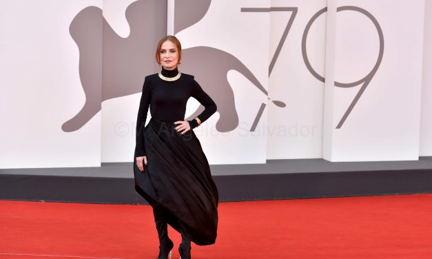 Isabelle Huppert en la Mostra de Venecia con «La Syndicaliste” junto con Marina Foïs, Jean-Paul Salomé, Grégory Gadebois y el director del festival Alberto Barbera. Foto ©M. Angeles Salvador