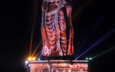 Los proyectores láser RGB de Christie iluminan la estatua de Thiruvalluvar con un espectacular show de mapping