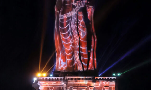 Los proyectores láser RGB de Christie iluminan la estatua de Thiruvalluvar con un espectacular show de mapping